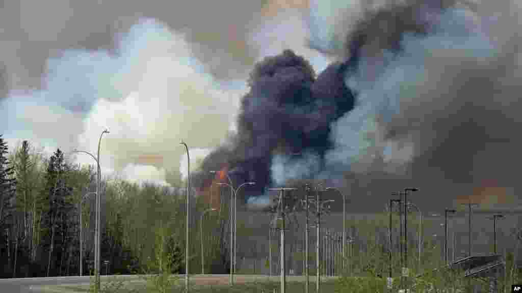 Les feux de forêt continuent à brûler dans les quartiers de Fort McMurray, le 4 mai 2016.