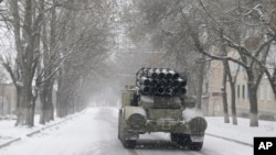 우크라이나군 소속 이동식 미사일 발사대가 지난 2월 아르테미우시크 인근에서 기동하고 있다. (자료사진)
