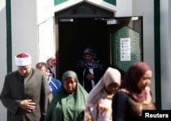 Para anggota komunitas muslim mengunjungi Masjid Al Noor setelah dibuka kembali di Christchurch, Selandia Baru, 23 Maret 2019.