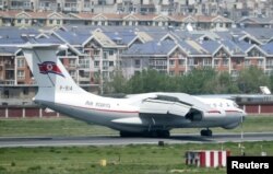 8일 중국 다롄국제공항에서 북한 김정은 국무위원장이 타고온 고려항공 비행기가 서 있다. 교도통신 사진제공.