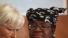 La nueva directora de la Organización Mundial del Comercio, Ngozi Okonjo-Iweala, der., conversa con la directora del Fondo Monetario Internacional, Christine Lagarde.