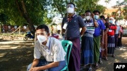 ရခိုင္ျပည္နယ္ မဲရံုတရံုမွာ ဆႏၵမဲေပးေနၾကသူမ်ား (ႏို၀င္ဘာလ ၈၊ ၂၀၂၀)