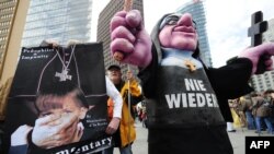 Des victimes allemandes et des militants contre les abus sexuels dans l'église catholique manifestent contre la visite du pape Benoît XVI, le 22 septembre 2011.