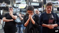 Iraqi Christians pray at the scene of a massive truck bomb attack in Karada neighborhood, Baghdad, Iraq, July 5, 2016. (AP Photo/Hadi Mizban)