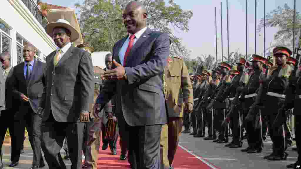 Le président ougandais Yoweri Museveni a quitté mercredi après-midi les négociations sur la crise burundaise, confiant la suite de la médiation à son ministre de la Défense.
