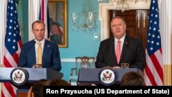 El secretario de Estado, Mike Pompeo, participa en conferencia de prensa con Dominic Raab, secretario de Exteriores de Gran Bretaña. 7 Agosto 2019.