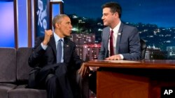 El presidente Barack Obama conversa con el presentador Jimmy Kimmel durante una pausa en el programa Jimmy Kimmel Live, en Los Ángeles.