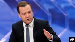 រូបឯកសារ៖ លោក Dmitry Medvedev នាយក​រដ្ឋ​មន្ត្រី​រុស្ស៊ី ថ្លែង​ក្នុង​កម្មវិធីទូរទស្សន៍​ជាតិ​ផ្សាយ​ផ្ទាល់​នៅ​មជ្ឈមណ្ឌល​ទូរទស្សន៍ Ostankino នៃ​រដ្ឋធានីមូស្គូ​កាល​ពី​ថ្ងៃទី១០ ខែ​ធ្នូ ឆ្នាំ​២០១៤។ 