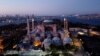 Monumen Hagia Sophia era Bizantium pada hari pertama bulan suci Ramadan, saat diberlakukannya jam malam empat hari sebagai upaya pencegahan penyebaran virus Covid-19, di Istanbul, Turki, 24 April 2020. (Foto: dok).