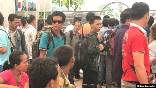ປະຊາຊົນລາວ ຈຳນວນນຶ່ງ ທີ່ໄດ້ຮັບຄວາມເສຍຫາຍ ຈາກການສໍ້ໂກງຂອງບໍລິສັດ PS ພັດທະນາ ກະສິກຳ-ອຸດສາຫະກຳ ແລະການຄ້າ ຂາອອກ-ຂາເຂົ້າ ຈຳກັດ ພະຍາຍາມຈະໄປພົບກັບ ບັນດາເຈົ້າໜ້າທີ່ບໍລິຫານ ຂອງບໍລິສັດ.