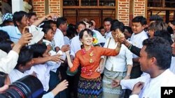ຜູ້ນຳປະຊາທິປະໄຕມຽນມາ ທ່ານນາງອອງຊານຊູຈີ ທັກທາຍກັບພວກສະໜັບສະໜຸນທີ່ບ້ານ Kyit Tee ເມືອງ Myaing ໃນພາກກາງຂອງມຽນມາ (31 ມັງກອນ 2012)