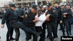 Полиция арестовывает участника акции протеста в Баку (архивное фото) 
