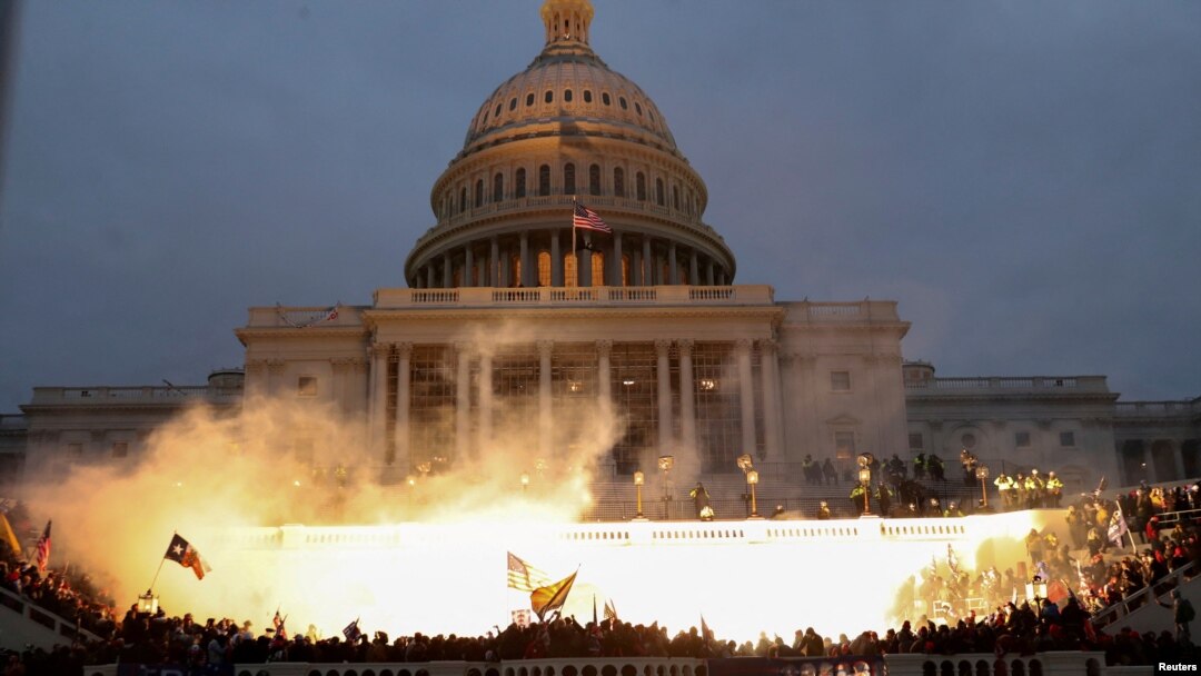 ARCHIVO: Se ve una explosión causada por una munición policial mientras los partidarios del presidente de Estados Unidos, Donald Trump, se reúnen frente al edificio del Capitolio en Washington, EEUU, el 6 de enero de 2021.
