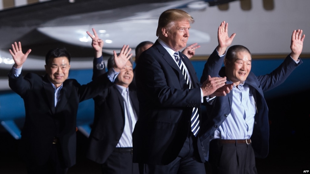 Tổng thống Donald Trump và 3 công Mỹ Tony Kim (trái), Kim Hak-song (thứ hai bên trái) và Kim Dong-chul (phải) tại căn cứ Andrews bang Maryland ngày 10/5/2018.
