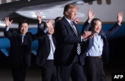 도널드 트럼프 미국 대통령이 부인 멜라니아 여사와 함께 지난 2018년 5월 앤드루스 공군기지에서 북한에 억류됐다 풀려난 한국계 미국인 김동철 (오른쪽부터), 김학송, 김상덕 씨의 귀국을 직접 환영했다.