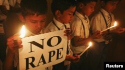Para pelajar sekolah di India melakukan doa bersama bagi korban pemerkosaan di New Delhi. 