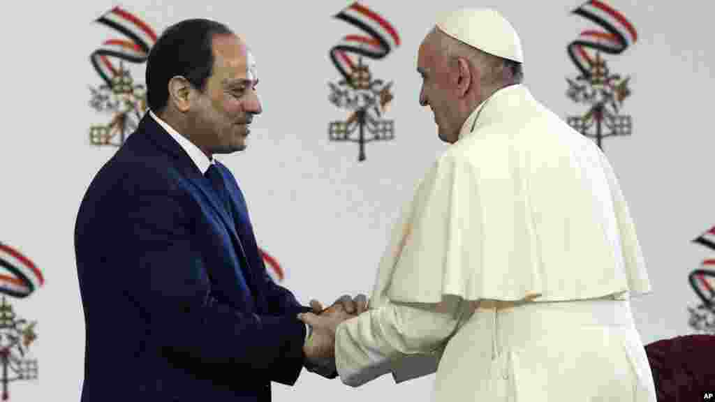 Le pape François salue le président égyptien Abdel-Fattah El-Sissi, au Caire, le 28 avril 2017. 