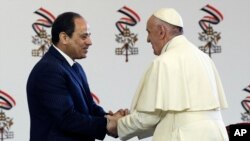 Le pape François salue le président égyptien Abdel-Fattah El-Sissi, au Caire, le 28 avril 2017.