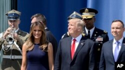 Rais Donald Trump akiwa na Rais wa Poland Andrzej Duda. Mke wa Trump Melania yuko pamoja nao.