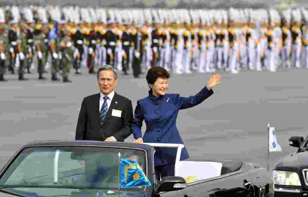 Presiden Korea Selatan Park Geun-hye menginspeksi pasukan didampingi Menteri Pertahanan Kim Kwan-jin dalam upacara peringatan hari jadi ke-65 pasukan bersenjata Korea Selatan di Seongnam (1/10). (AP/Jung Yeon-je, Pool)