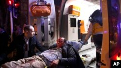 Des agents des services des urgences transportent dans une ambulance un blessé, victime d'une explosion à Ankara, Turquie, 17 février 2016