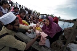 Pengungsi Rohingya naik perahu saat mereka pindah ke sebuah kamp di Cox's Bazar, Bangladesh, 2 Oktober 2017. (Foto: Reuters)