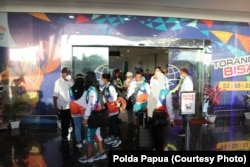 Polda Papua amankan kedatangan atlet catur, gulat dan anggar di bandara Jayapura, Sabtu (25/9). (Courtesy: Polda Papua)