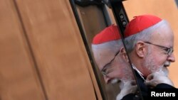 El cardenal estadounidense Patrick O'Malley llega a una reunión en la sala del Sínodo en el Vaticano, durante las reuniones preparatorias al cónclave en el que se elegirá al nuevo Papa.