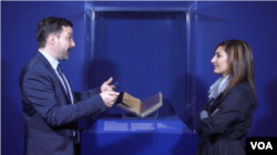 سایمون رتیگ متصدی نمایشگاه در مورد کتاب قرآن صحبت میکند که مثل آن تنها ۳ نسخه در دنیا وجود دارد