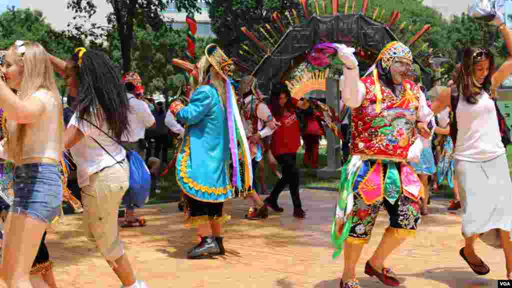 Espectadores se unen a la danza tradicional&nbsp;