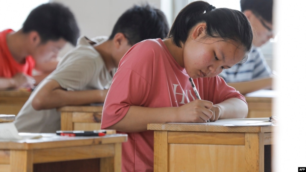 2020年7月7日中国河南省平顶山市宝丰县一名学生在高考第一天参加考试(photo:VOA)