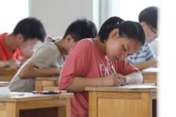 Suasana ujian penerimaan mahasiswa perguruan tinggi China (NCEE/Gaokao) di Baofeng county, kota Pingdingshan, provinsi Henan, 7 Juli 2020.