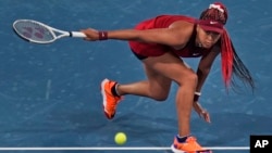 Naomi Osaka nan match li kont Marketa Vondrousova nan Jezolenpik Tokyo yo, 27 Jiye, 2021. 