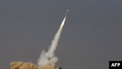 Gazze'den atılan roketi durdurmak için fırlatılan bir İsrail füzesi