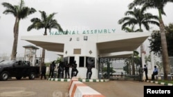 Les forces de sécurité à l’entrée du parlement à Abuja, Nigeria. 7 août 2018.