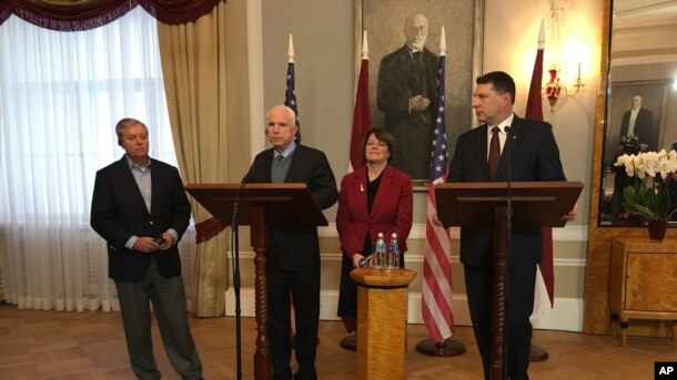 El presidente de Letonia, Raimonds Vejonis, junto a los senadores republicanos Lindsey Graham y John McCain y a la senadora demócrata Amy Klobuchar, durante una conferencia de prensa en Riga. Miércoles 28 de diciembre de 2016.