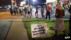  Manifestantes conmemoran primer año de la muerte de Michael Brown, en Ferguson, Missouri