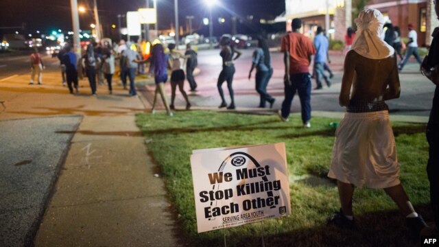 Manifestantes conmemoran primer año de la muerte de Michael Brown, en Ferguson, Missouri