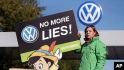 Un activista de Greenpeace protesta frente a la entrada a la fábrica de Volkswagen en Wolfsburg, Alemania.