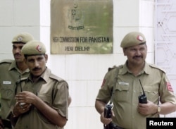 인도 뉴델리 주재 파키스탄 대사관 입구를 인도 경찰관들이 지키고 있다. (자료사진)