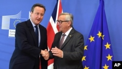 28일 데이비드 캐머런 영국 총리(왼쪽)와 장 클로드 융커 EU집행위원장이 벨기에 브뤼셀의 유럽연합 본부에서 만나 대화하고 있다.