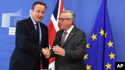 European Commission President Jean-Claude Juncker, right, greets British Prime Minister David Cameron prior to a meeting at EU headquarters in Brussels on June 28, 2016. 