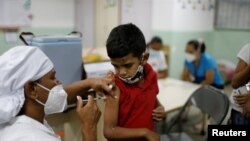 Un niño en Venezuela recibe una dosis de la vacuna contra el coronavirus de Sinopharm el 9 de diciembre de 2021.