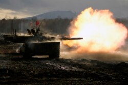 Tank Angkatan Darat Bela Diri Jepang (JGDDF) Type 90 menembakkan senjatanya ke sasaran selama latihan tahunan di Minami Eniwa Camp Senin, 6 Desember 2021, di Eniwa, di pulau Hokkaido utara Jepang. (Foto: AP)