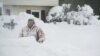 Một người dân dọn tuyết ở trước nhà, Erie, Pennsylvania, 27/12/2017.
