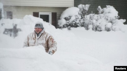 Một người dân dọn tuyết ở trước nhà, Erie, Pennsylvania, 27/12/2017.