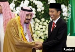 Raja Salman bin Abdulaziz Al Saud dan Presiden Joko Widodo di Istana Bogor dua tahun lalu (foto: dok).