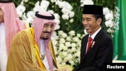 1일 인도네시아를 방문한 살만 사우디아라비아 국왕(왼쪽)이 조코 위도도 인도네시아 대통령과 대통령궁에서 만나 악수하고 있다.