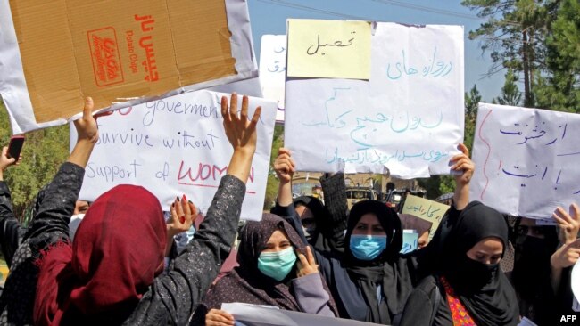 افغان طالبان کے خلاف خواتین ہرات میں احتجاجی مظاہرہ کر رہی ہیں۔