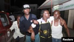 Một thanh viên bị thương trong vụ nổ tại quán rượu Jerico được đến điều trị tại bệnh viện ở Mombasa